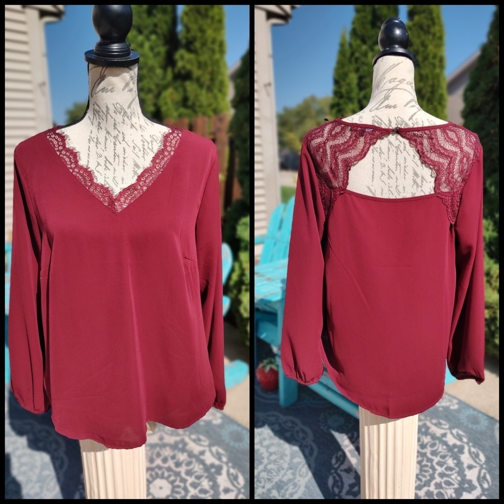 💥3/$20 Papermoon MP Chic Lace-Trimmed V-Neck Blouse!
